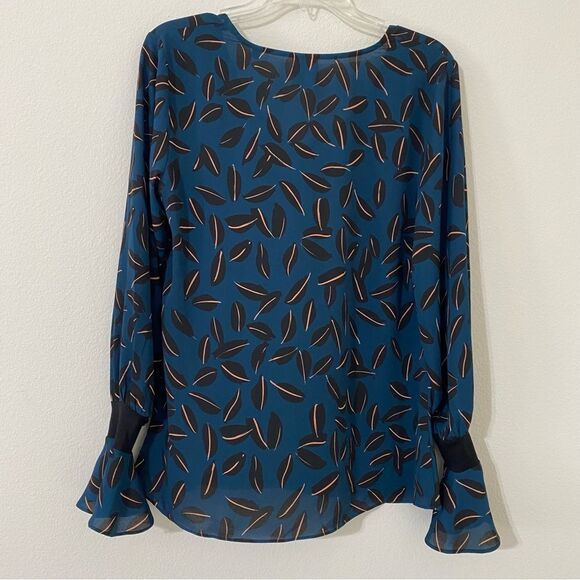 Cabi Kate Shadow Leaf Blouse Bell Sleeved Teal Size Small - Picture 10 of 13